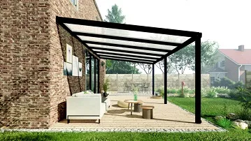 Pergola en aluminium adossée, avec toit transparent, installée sur une terrasse donnant sur un jardin paysager