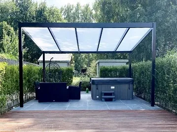 Pergola moderne avec toit transparent, installée sur une terrasse en bois avec spa et salon de jardin