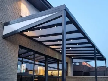 Pergola adossée moderne avec éclairage LED intégré, toit en polycarbonate et structure aluminium, fixée à une maison contemporaine
