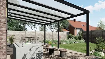 Pergola en aluminium adossée à une maison en briques, installée sur une terrasse avec mobilier de jardin moderne.