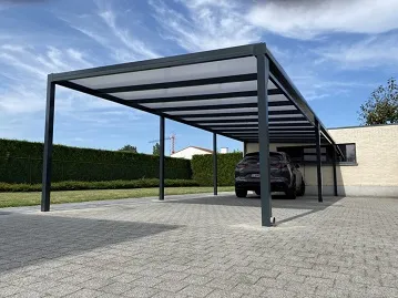 Pergola double en aluminium avec toit plat en polycarbonate, installé sur une allée pavée devant une maison moderne